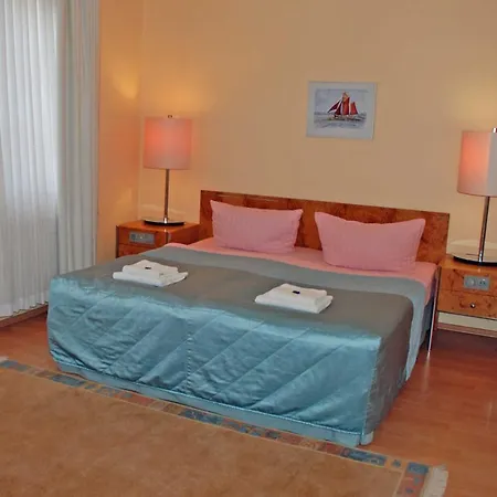 Kleine Auf Moenchgut Otel Lobbe