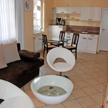 Kleine Auf Moenchgut Otel Lobbe