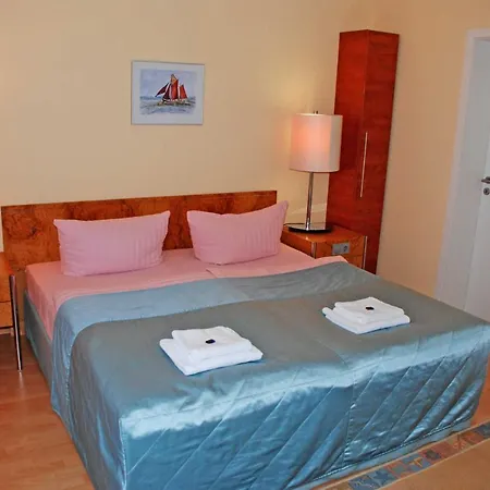 Hotel Kleine Auf Moenchgut Lobbe